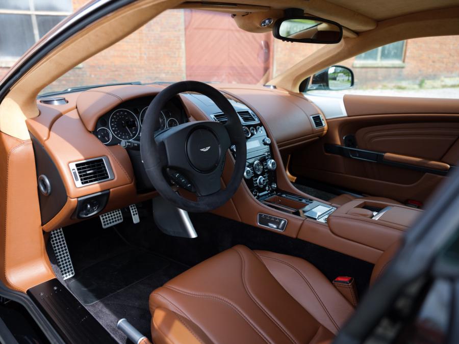 Интерьер Aston Martin DBS 2012 года  (фото 25 из 53)